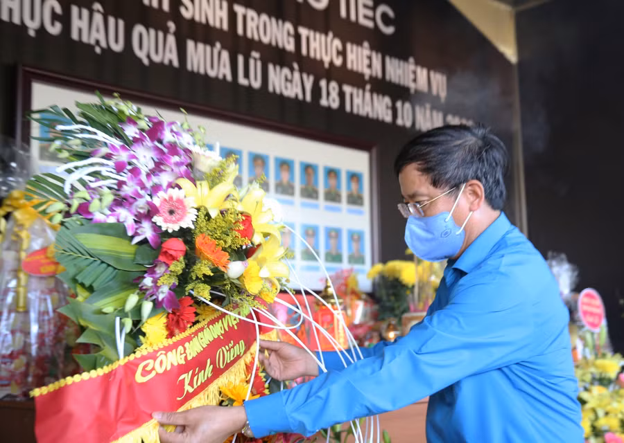 Ông Vũ Minh Đức - Chủ tịch Công đoàn Giáo dục Việt Nam dâng hương tưởng nhớ những cán bộ chiến sĩ Đoàn 337 hy sinh trong đợt lũ lịch sử tháng 10/2020.
