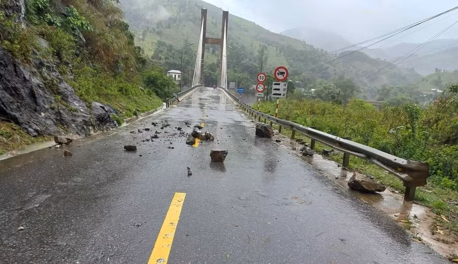 Sạt lở đoạn qua cầu treo Đakrông.