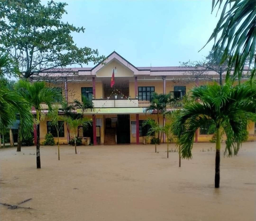 Một điểm trường tại huyện Hải Lăng bị ngập lụt.