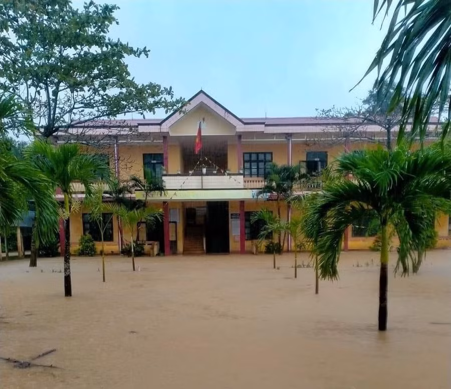 Một điểm trường tại huyện Hải Lăng bị ngập lụt.
