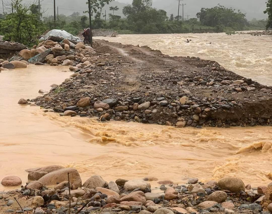 Một đoạn đường đang thi công ở xã Hướng Hiệp, huyện Đakrông bị mưa lớn làm hư hỏng.