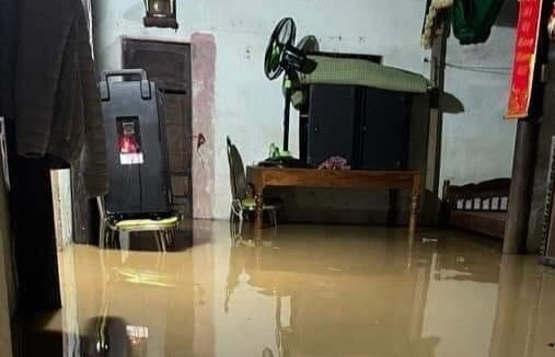 Một nhà dân tại xã Hải Lâm (huyện Hải Lăng) bị ngập lụt trong tối 1/4.