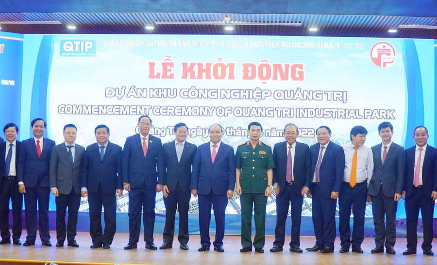 Chủ tịch nước Nguyễn Xuân Phúc cùng đoàn công tác Trung ương chụp ảnh lưu niệm với lãnh đạo tỉnh Quảng Trị.