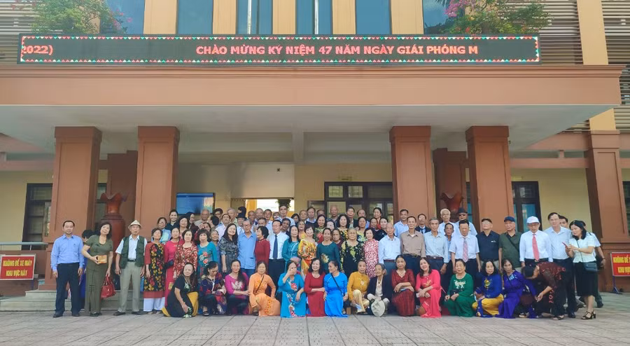 Đoàn cựu giáo viên đi B chụp ảnh kỷ niệm với Sở GD&ĐT Quảng Trị.