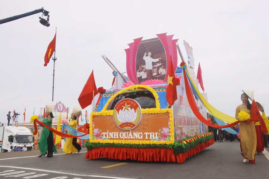 Lễ duyệt binh được tổ chức ngay sau Lễ thượng cờ.