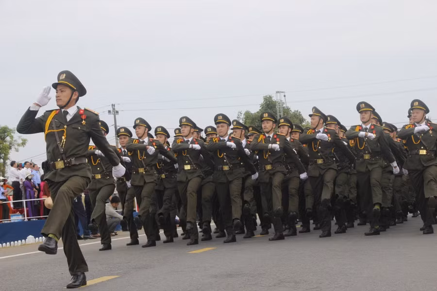 Màn duyệt binh mừng Ngày hội thống nhất non sông ngay sau Lễ thượng cờ.