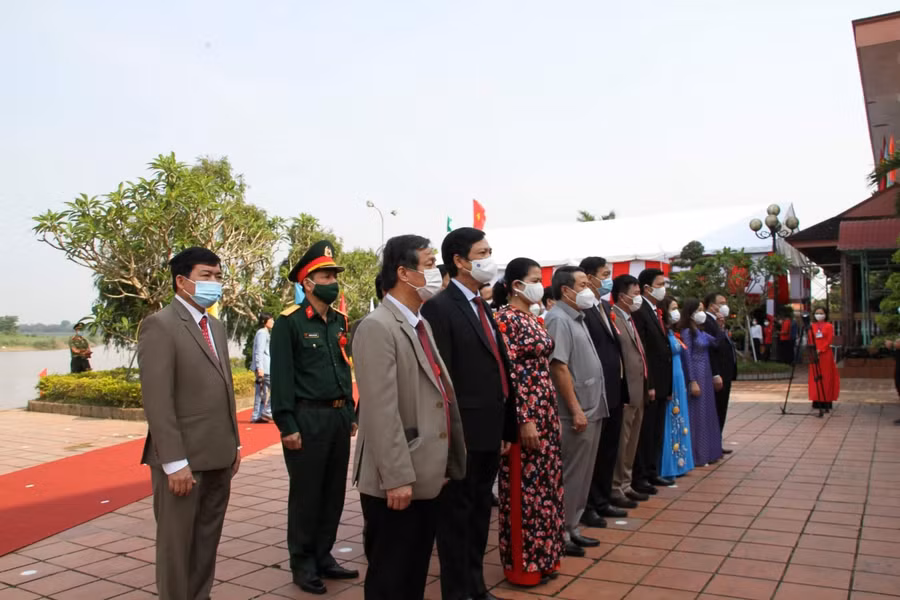 Các đại biểu làm lễ dâng hương, dâng hoa tại Khu lưu niệm Tổng Bí thư Lê Duẩn (ở thôn Hậu Kiên, xã Triệu Thành, huyện Triệu Phong).