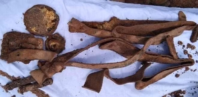 Các di vật được tìm thấy cùng hài cốt liệt sĩ (Ảnh: CTV).