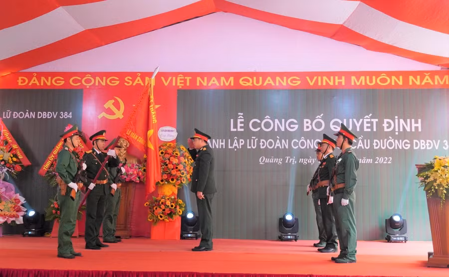 Tư lệnh Binh đoàn 12, Đại tá Nguyễn Hữu Ngọc trao Quân kỳ Quyết thắng cho Lữ đoàn.