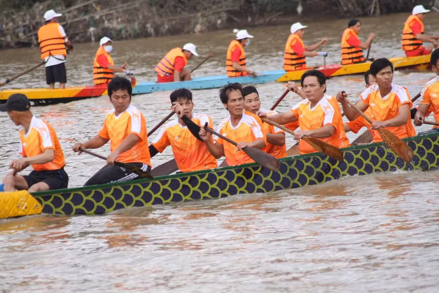 Các đội đua thi đấu quyết liệt.