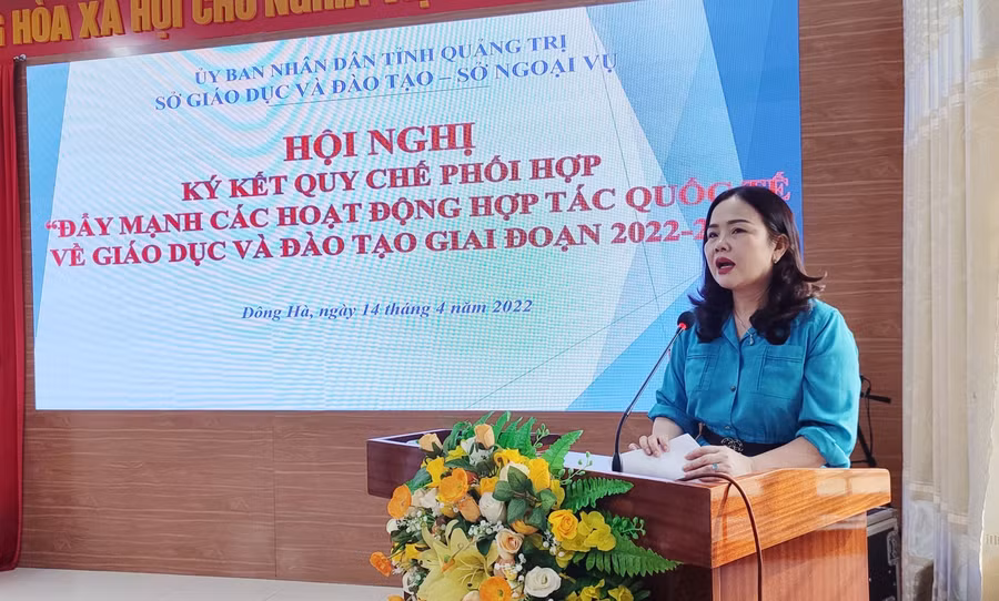 Bà Lê Thị Hương – Giám đốc Sở GD&amp;ĐT Quảng Trị phát biểu tại hội nghị.