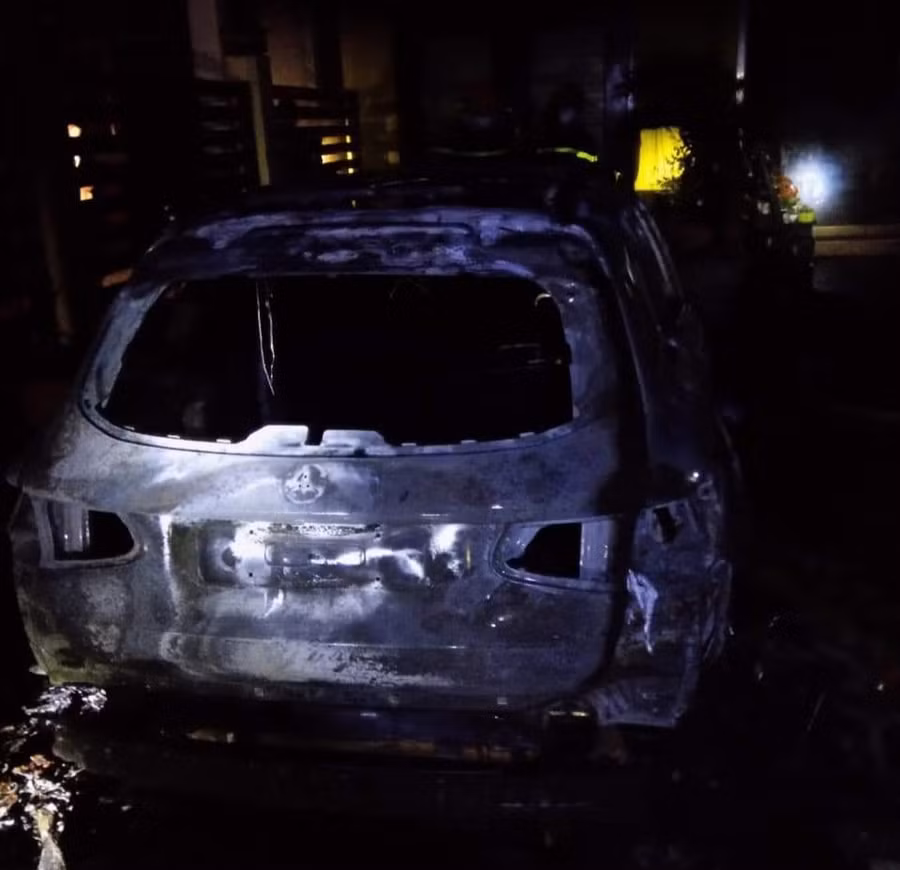 Vụ cháy đã thiêu rụi chiếc xe ô tô nhãn hiệu Mercedes 4 chỗ (ảnh: Phòng Cảnh sát PCCC và CNCH Công an tỉnh Quảng Trị).