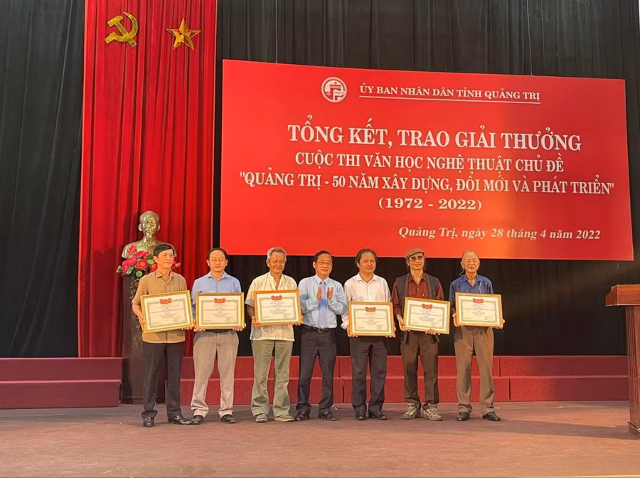 Ban tổ chức trao giải thưởng cho các tác giả có tác phẩm đạt giải A.