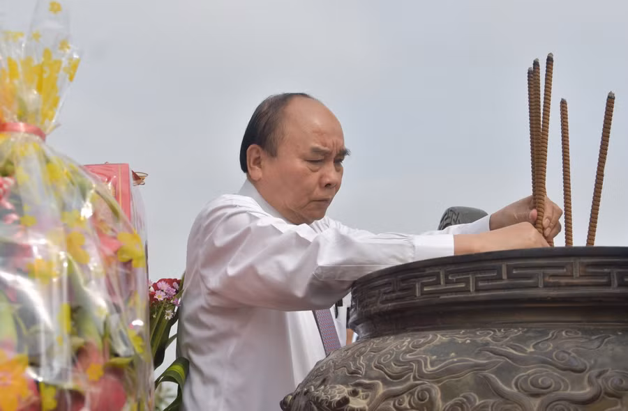 Chủ tịch nước Nguyễn Xuân Phúc dâng hương tại Đài tưởng niệm Thành cổ Quảng Trị.