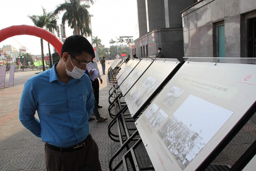 Các đại biểu và người dân tham quan các tư liệu được trưng bày tại triển lãm.