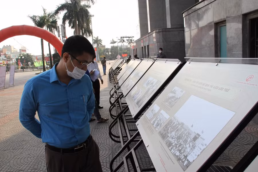 Các đại biểu và người dân tham quan các tư liệu được trưng bày tại triển lãm.