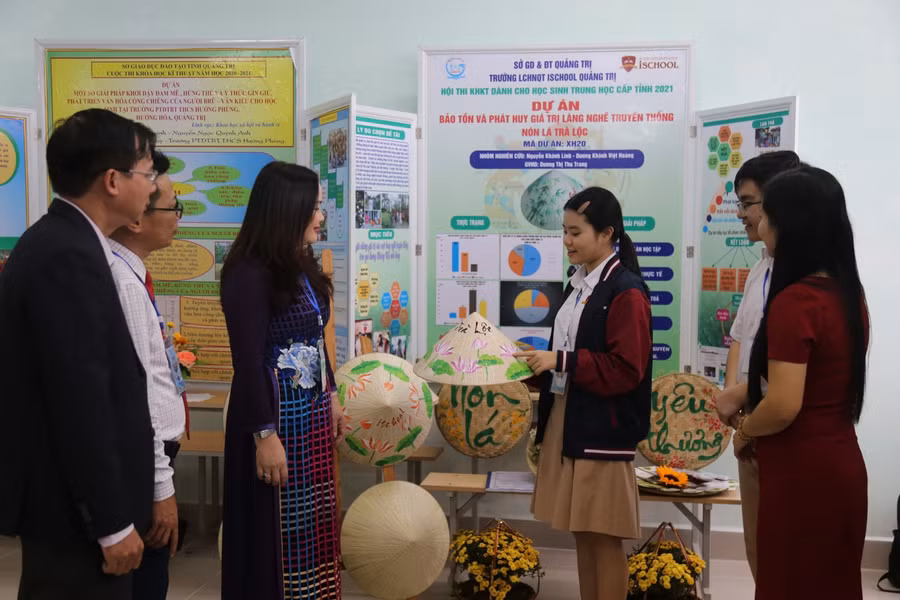 Đề tài “Bảo tồn và phát huy giá trị làng nghề nón lá Trà Lộc” của học sinh Trường liên cấp HNQT iSchool Quảng Trị.