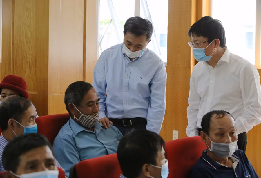 Thứ trưởng Trần Văn Thuấn (đứng, áo xanh) động viên bệnh nhân đang điều trị tại khoa Ung bướu BV Hữu nghị Việt Nam Cuba