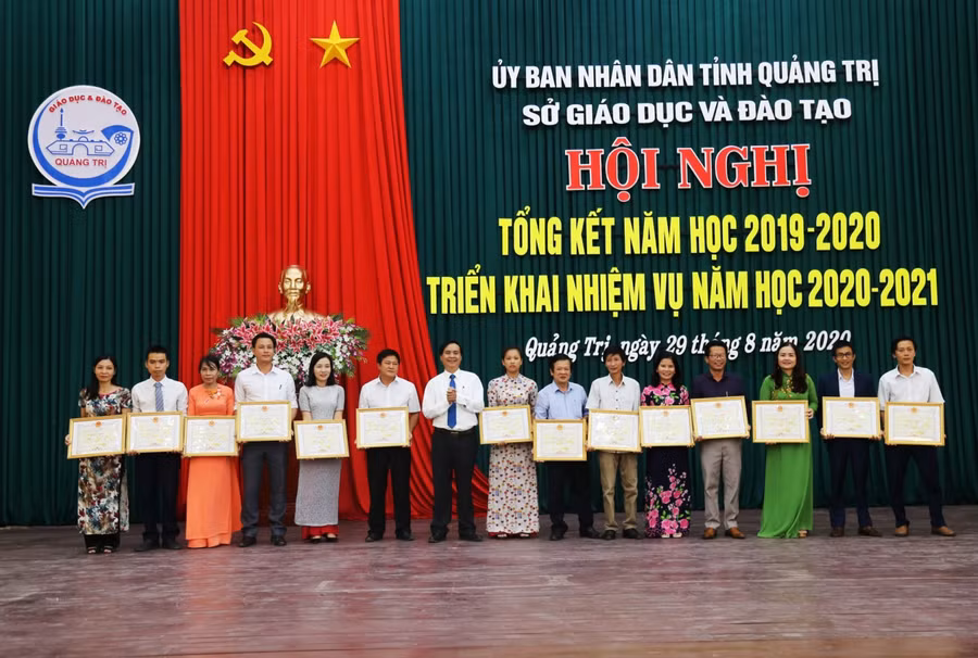 Lãnh đạo tỉnh Quảng Trị tặng bằng khen cho các cán bộ quản lý, giáo viên ngành GD&amp;ĐT đã có nhiều thành tích trong công tác năm học 2019-2020