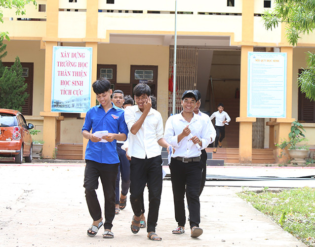 Niềm vui của thí sinh người dân tộc tại Quảng Trị sau buổi thi.