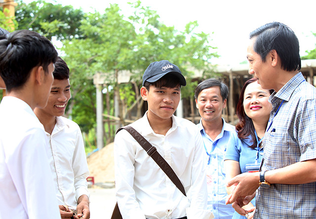 Ban chỉ đạo thi tỉnh Quảng Trị gặp gỡ, động viên các em thí sinh sau buổi thi môn Ngữ văn.