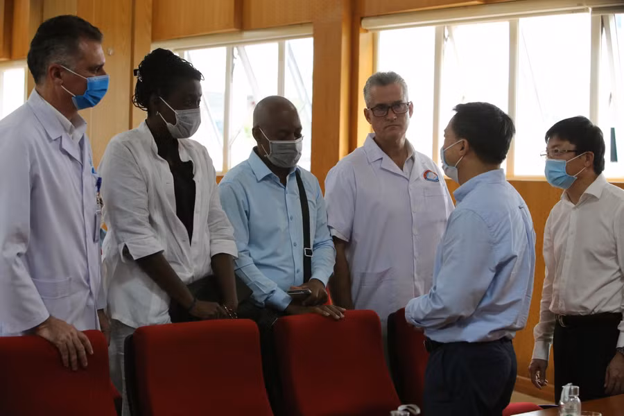 Thứ trưởng Trần Văn Thuấn thăm hỏi và gửi lời cảm ơn đến đội ngũ chuyên gia Cu ba đang làm nhiệm vụ tại bệnh viện Hữu nghị - Việt Nam - Cu ba.