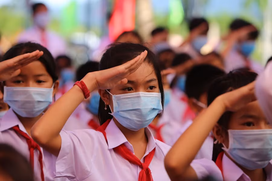 Các em học sinh lớp 6 với nghi thức chào cờ