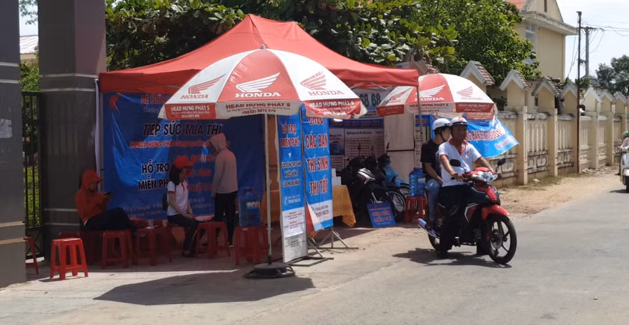 Nhân viên công ty Honda Hưng Phát tại Quảng Bình đưa đón thí sinh tham dự kỳ thi ở xa miễn phí trong những ngày diễn ra kỳ thi THPT quốc gia