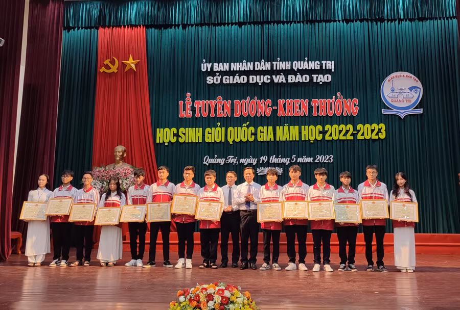 14 học sinh đạt giải khuyến khích trong kỳ thi nhận bằng khen của UBND tỉnh Quảng Trị trao tặng.
