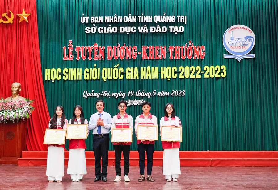 5 học sinh đạt giải Nhất cuộc thi Học sinh, sinh viên với ý tưởng khởi nghiệp cấp quốc gia nhận bằng khen của Chủ tịch UBND tỉnh. 5 học sinh đạt giải Nhất cuộc thi Học sinh, sinh viên với ý tưởng khởi nghiệp cấp quốc gia nhận bằng khen của Chủ tịch UBND tỉnh.