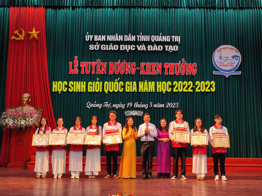 Các học sinh đạt giải Nhì học sinh giỏi quốc gia được nhận bằng khen của Bộ trưởng Bộ GD&ĐT và Bằng khen của Chủ tịch UBND tỉnh. Các học sinh đạt giải Nhì học sinh giỏi quốc gia được nhận bằng khen của Bộ trưởng Bộ GD&ĐT và Bằng khen của Chủ tịch UBND tỉnh.
