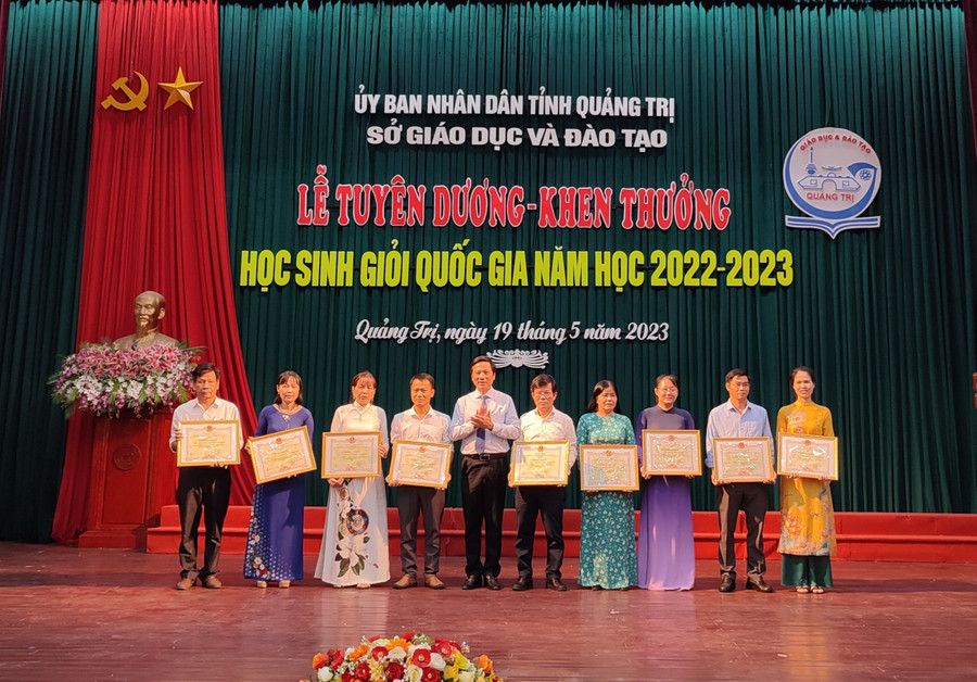 Phó Chủ tịch UBND tỉnh Quảng Trị Hoàng Nam trao bằng khen của Chủ tịch UBND tỉnh cho các Tổ bồi dưỡng học sinh giỏi quốc gia. Phó Chủ tịch UBND tỉnh Quảng Trị Hoàng Nam trao bằng khen của Chủ tịch UBND tỉnh cho các Tổ bồi dưỡng học sinh giỏi quốc gia.