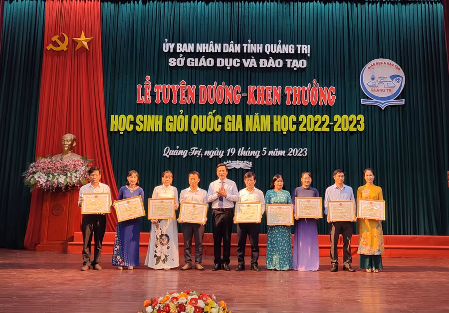 Phó Chủ tịch UBND tỉnh Quảng Trị Hoàng Nam trao bằng khen của Chủ tịch UBND tỉnh cho các Tổ bồi dưỡng học sinh giỏi quốc gia.