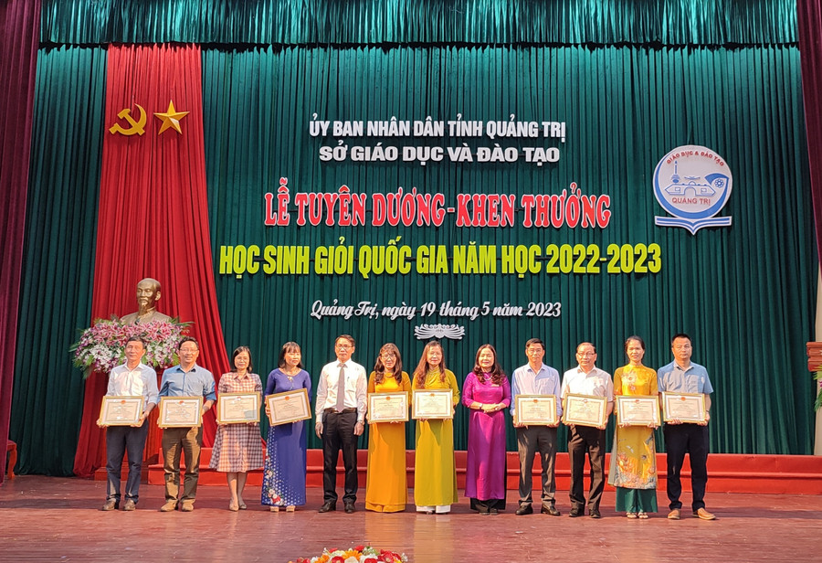 Sở GD&ĐT Quảng Trị tặng Giấy khen cho các giáo viên đã có thành tích tại kỳ thi chọn học sinh giỏi quốc gia. Sở GD&ĐT Quảng Trị tặng Giấy khen cho các giáo viên đã có thành tích tại kỳ thi chọn học sinh giỏi quốc gia.