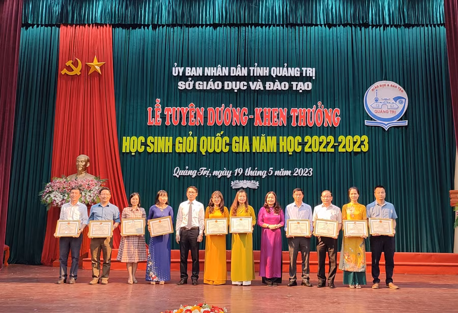 Sở GD&amp;ĐT Quảng Trị tặng Giấy khen cho các giáo viên đã có thành tích tại kỳ thi chọn học sinh giỏi quốc gia.