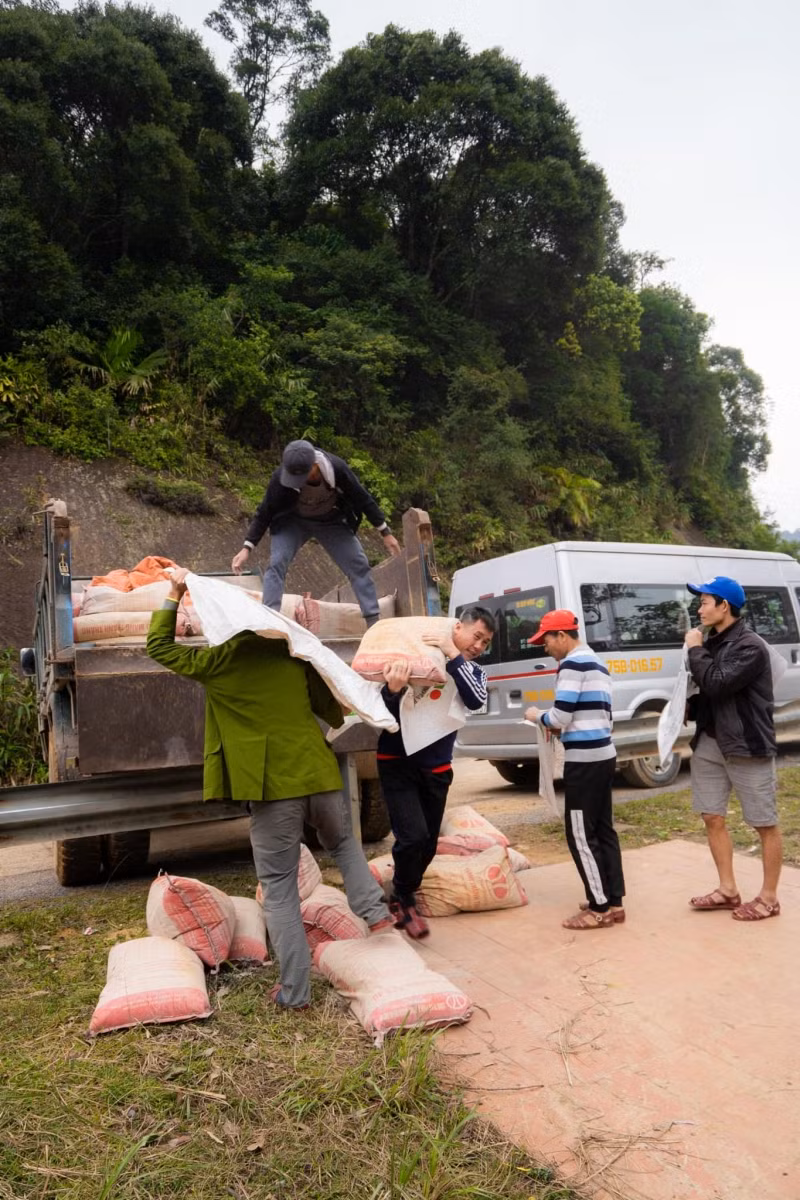 Những bao xi măng được tập kết để các porter trèo đèo lội suối băng rừng đưa vào điểm xây dựng trường học.
