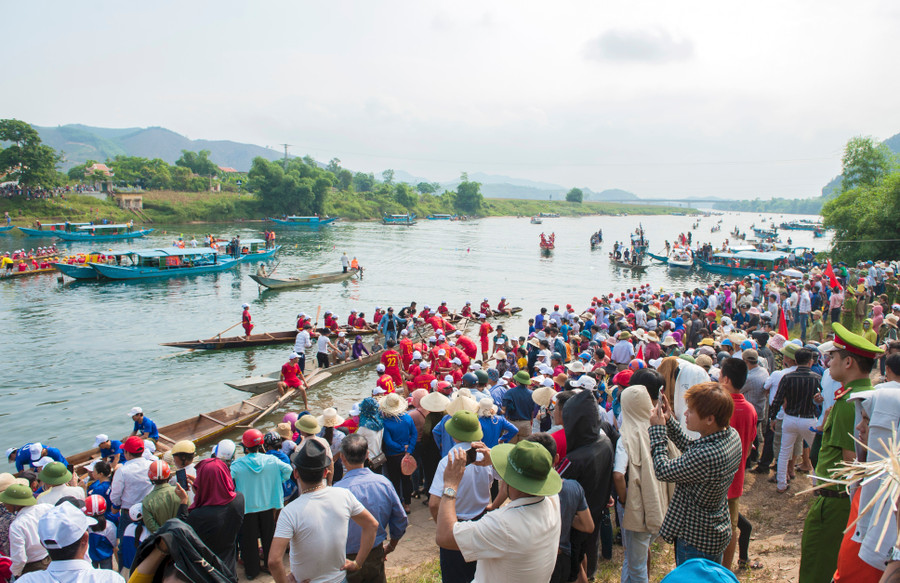 Du khách thập phương và người dân bản địa rất háo hức và cổ vũ cuồng nhiệt cho lễ hội đua thuyền truyền thống trên sông Son Du khách thập phương và người dân bản địa rất háo hức và cổ vũ cuồng nhiệt cho lễ hội đua thuyền truyền thống trên sông Son