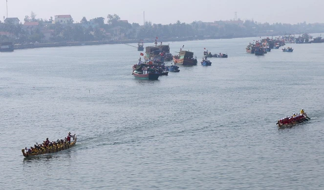 Các đội đua đang tranh tài trên sông Nhật Lệ