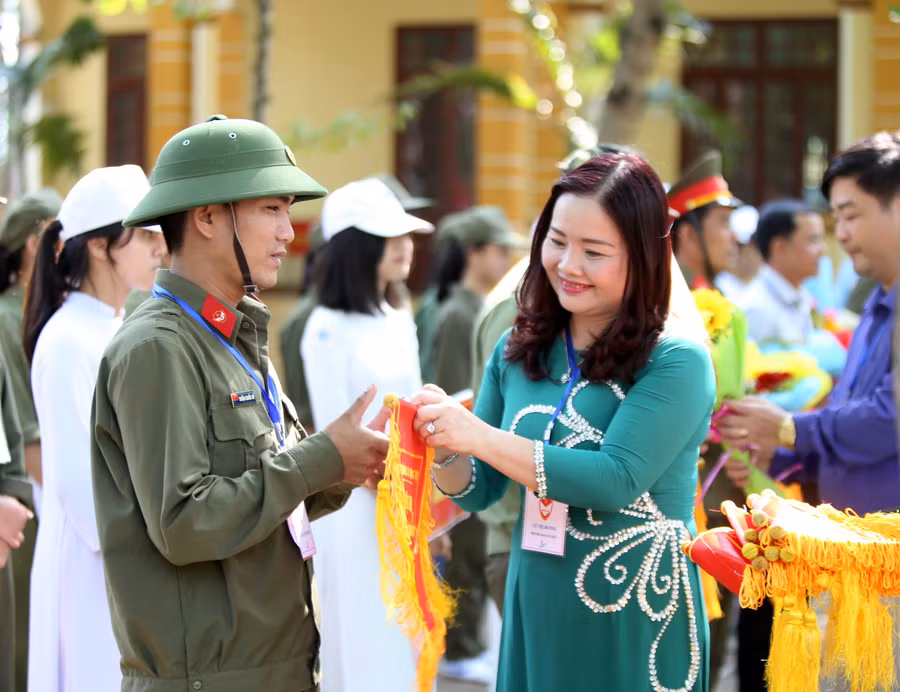 TS. Lê Thị Hương, giám đốc Sở GD&ĐT tỉnh Quảng Trị tặng cờ lưu niệm cho đơn vị tham gia hội thao giáo dục QP-AN