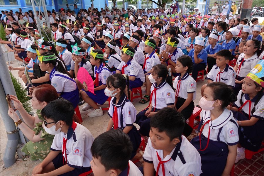 Học sinh tham gia hội thi. Học sinh tham gia hội thi.