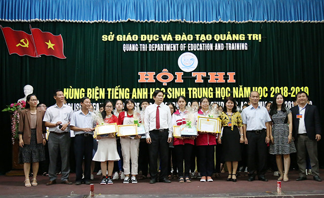 Ban tổ chức cùng các nhà tài trợ chụp ảnh chung với những học sinh đạt giải tại cuộc thi. Ban tổ chức cùng các nhà tài trợ chụp ảnh chung với những học sinh đạt giải tại cuộc thi.