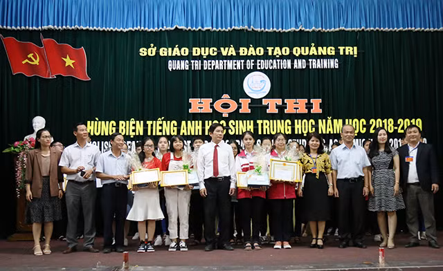 Ban tổ chức cùng các nhà tài trợ chụp ảnh chung với những học sinh đạt giải tại cuộc thi.