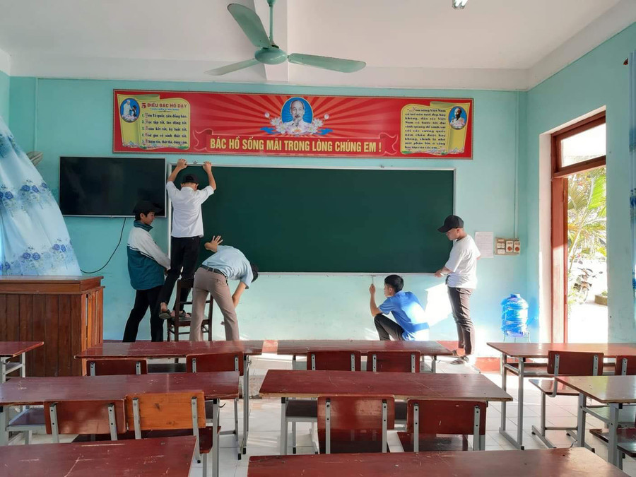 Những chiếc bảng mới được hệ thống giáo dục Chu Văn An hỗ trợ trường THCS Phong Thuỷ (Lệ Thuỷ - Quảng Bình).
