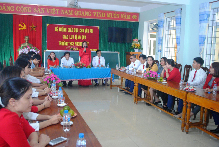 Cuộc giao lưu học hỏi kinh nghiệm giảng dạy của thầy cô giáo thuộc hệ thống giáo dục Chu Văn An và các thầy cô giáo trường THCS Phong Thuỷ (Lệ Thuỷ - Quảng Bình).