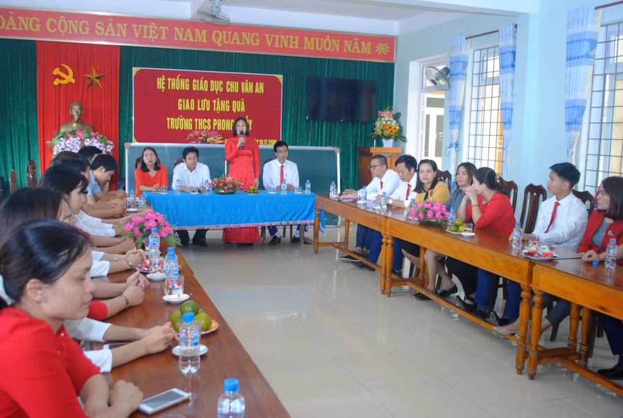 Cuộc giao lưu học hỏi kinh nghiệm giảng dạy của thầy cô giáo thuộc hệ thống giáo dục Chu Văn An và các thầy cô giáo trường THCS Phong Thuỷ (Lệ Thuỷ - Quảng Bình).