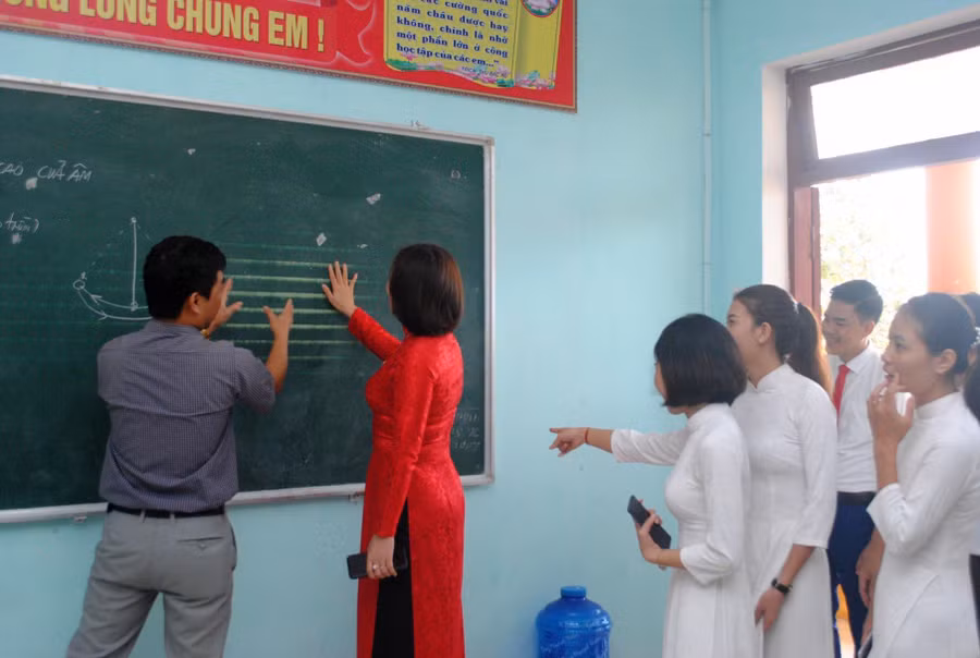 Những chiếc bảng viết cũ kĩ của thầy trò trường THCS Phong Thuỷ (Lệ Thuỷ - Quảng Bình).