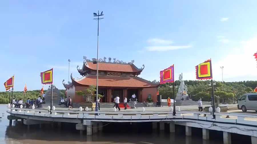 Đền thờ Lạc Long Quân tại Mũi Cà Mau.