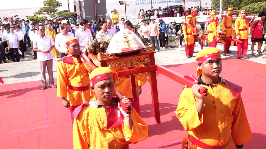 Các địa phương dâng lễ vật lên bàn thờ Quốc Tổ.