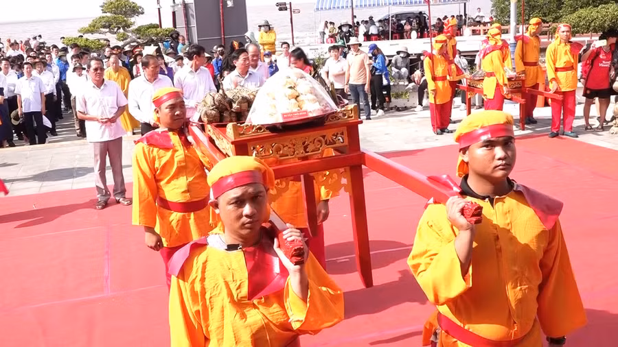 Các địa phương dâng lễ vật lên bàn thờ Quốc Tổ.