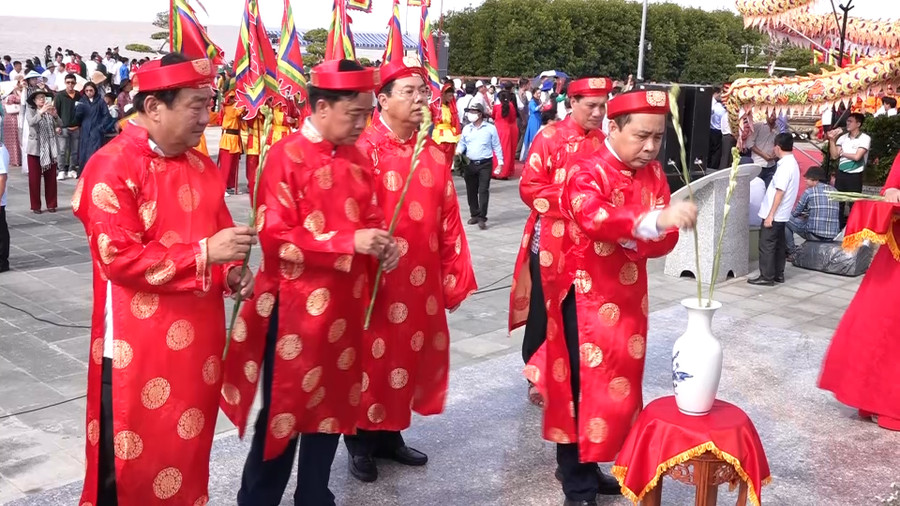 Lãnh đạo tỉnh Cà Mau thành kính dâng hoa tại lễ tri ân Quốc Tổ